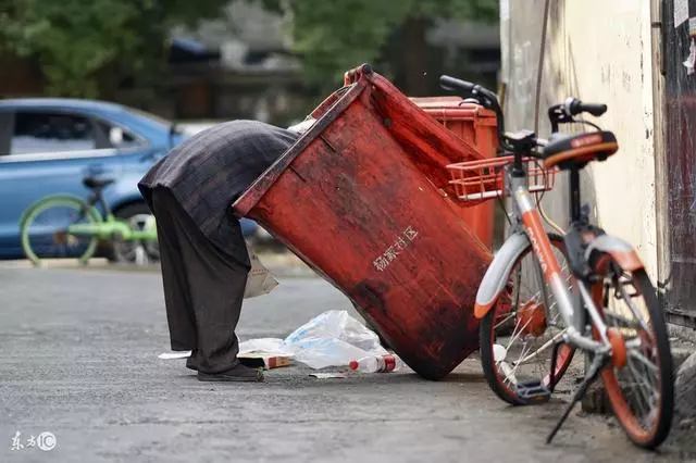 拾荒阿嬤撿到金手鐲,她原地苦等失主兩天,沒想到「失主」一出現....兩人全傻了