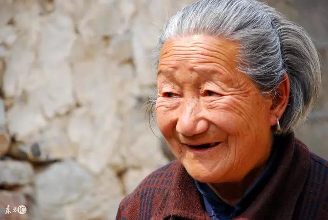 拾荒阿嬤撿到金手鐲,她原地苦等失主兩天,沒想到「失主」一出現....兩人全傻了