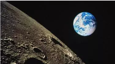 一個人在月亮上過了一天,會等於在地球上過了多少天呢?