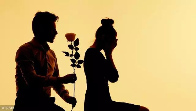 懷孕後丈夫主動睡客廳,妻子感動半夜送棉被,無意發現丈夫是禽獸