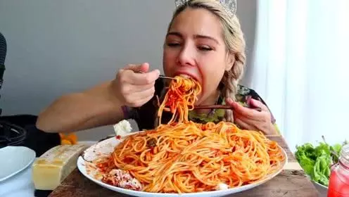 【太噁心了!】大馬網友吃完整盤海鮮Aglio Olio後,竟發現「它」藏在生蠔裡!