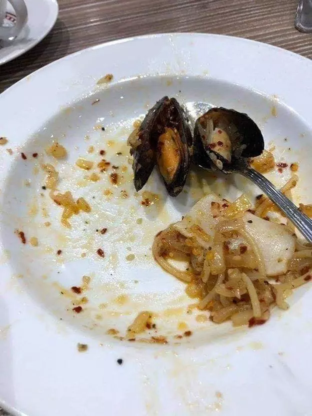 【太噁心了!】大馬網友吃完整盤海鮮Aglio Olio後,竟發現「它」藏在生蠔裡!