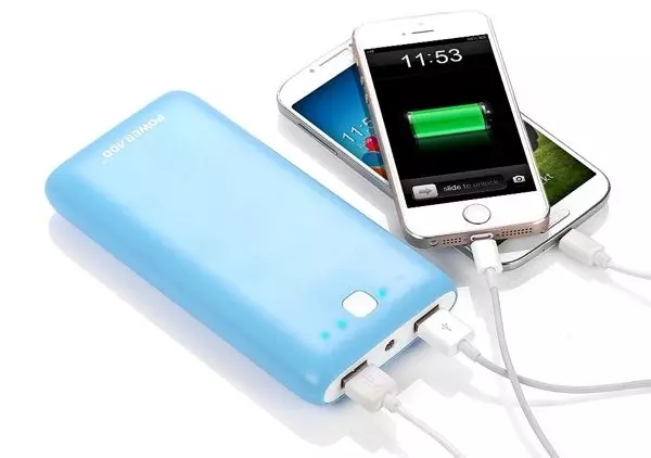【好危險!】大馬網友把Y牌Powerbank放在包包裡!沒在充電卻突然冒煙爆炸!連包包都被炸出大洞!