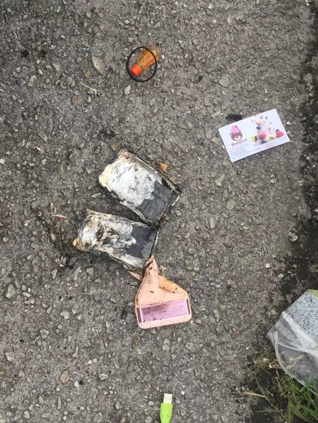 【好危險!】大馬網友把Y牌Powerbank放在包包裡!沒在充電卻突然冒煙爆炸!連包包都被炸出大洞!