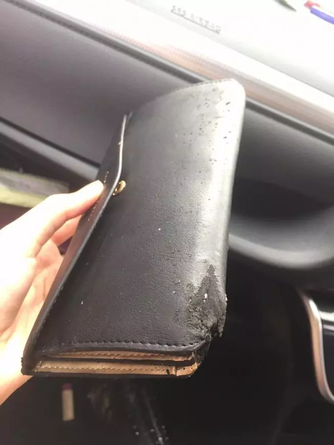 【好危險!】大馬網友把Y牌Powerbank放在包包裡!沒在充電卻突然冒煙爆炸!連包包都被炸出大洞!