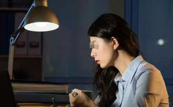 老婆加班到半夜,一回來就洗澡,老公收到一簡訊,反鎖家門