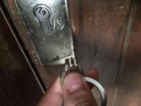 老婆加班到半夜,一回來就洗澡,老公收到一簡訊,反鎖家門