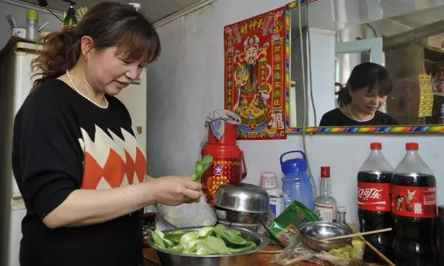 兒子打工多年未歸,每月給俺寄錢,俺裝病騙他回家,看見來人傻住