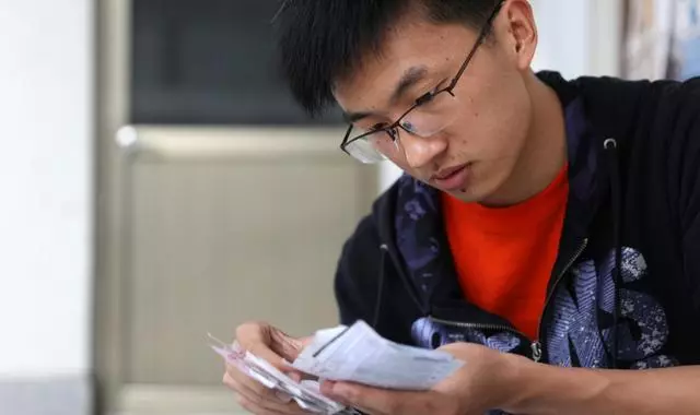 兒子打工多年未歸,每月給俺寄錢,俺裝病騙他回家,看見來人傻住