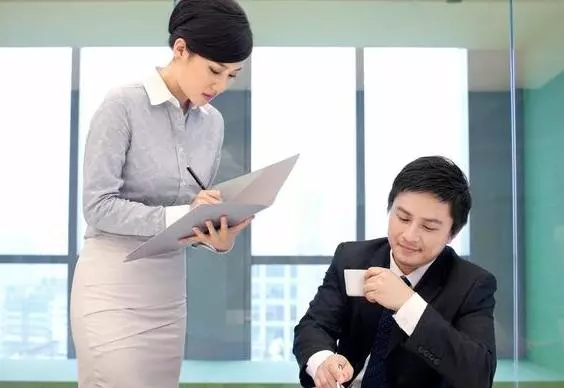 閨蜜懷上老公的孩子,逼俺離婚,離婚1年接到閨蜜電話,俺淚目