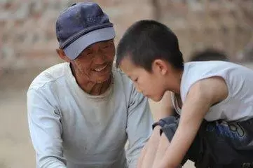 父親去世,給不孝兒20萬,給孝子一塊枕巾,孝順兒子打開驚喜來了