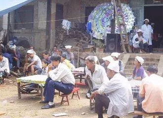 父親去世,給不孝兒20萬,給孝子一塊枕巾,孝順兒子打開驚喜來了