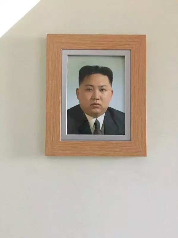 他故意把家裡的照片通通換成金正恩的照片,2個星期後媽媽的反應讓孩子們都呆掉了!