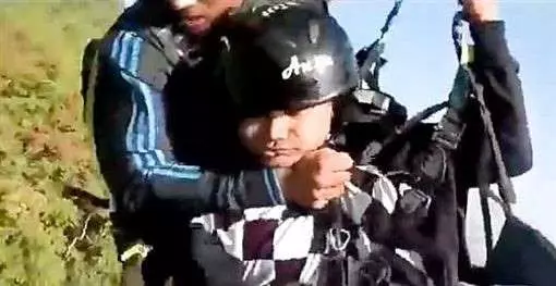 滑翔傘突斷裂急墜 飛行員捨身救乘客