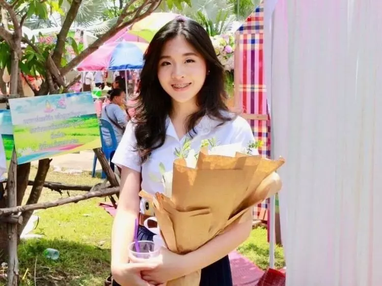 19歲「泰版韓冰」!穿細肩帶為媽媽助選… 布料少少好害羞 網搶喊:這不是我老婆嗎