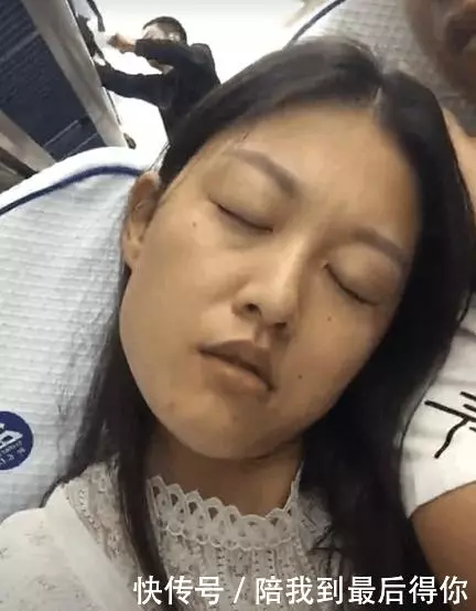 小姐姐素顏坐高鐵被一帥哥叫大嬸? 化完妝後, 網友: 他高攀不起!