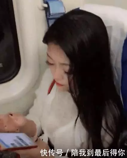 小姐姐素顏坐高鐵被一帥哥叫大嬸? 化完妝後, 網友: 他高攀不起!