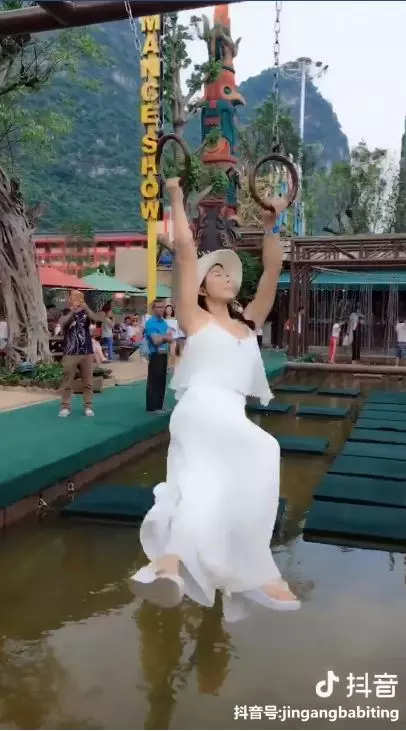 全白仙女挑戰極限體能王！底下髒水路人看好戲…結局竟跌破眼鏡：這太扯了(影)