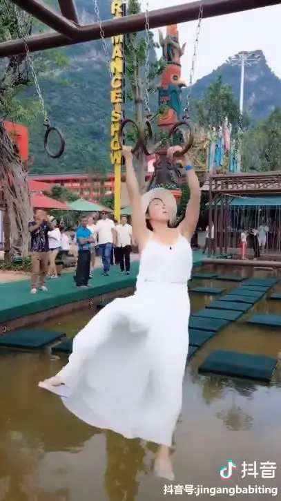 全白仙女挑戰極限體能王！底下髒水路人看好戲…結局竟跌破眼鏡：這太扯了(影)