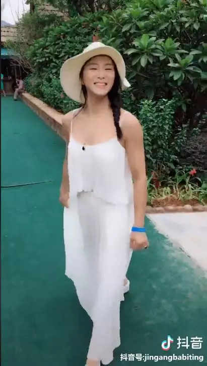 全白仙女挑戰極限體能王！底下髒水路人看好戲…結局竟跌破眼鏡：這太扯了(影)