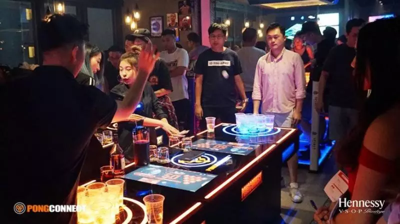 【到底誰對誰錯?】網友C180酒吧玩Beer Pong踩爛桌球,店家竟然要求賠償RM180!