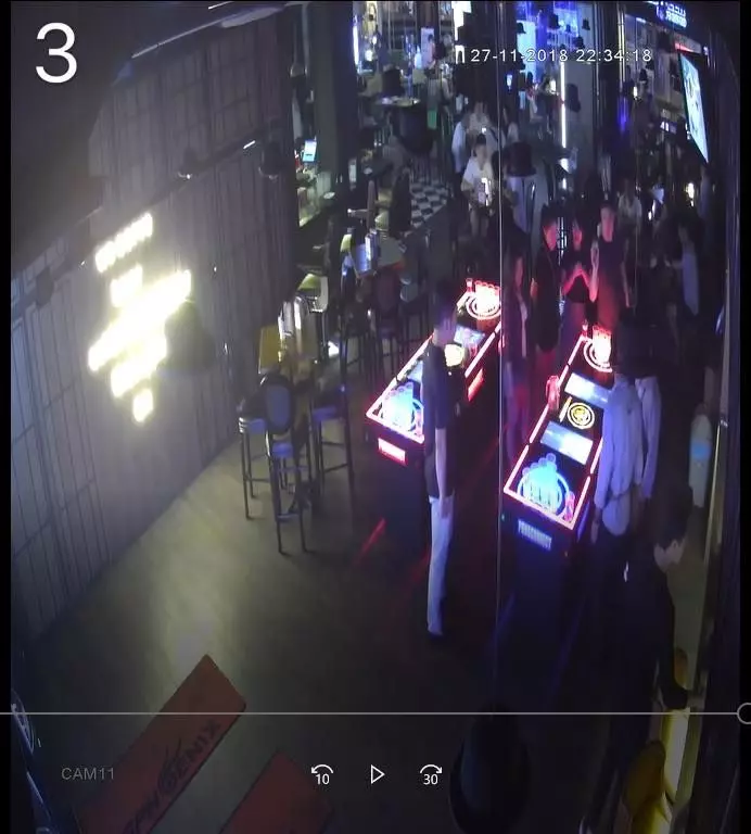 【到底誰對誰錯?】網友C180酒吧玩Beer Pong踩爛桌球,店家竟然要求賠償RM180!