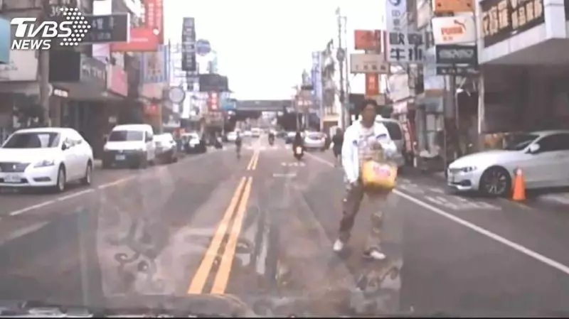 碰瓷沒演好? 白衣男路中央假摔又裝沒事