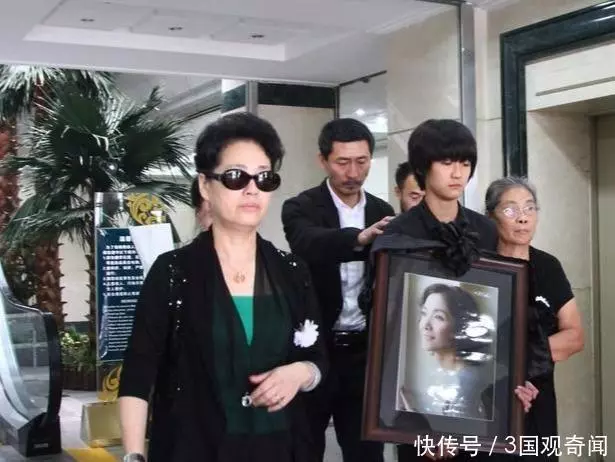43歲癌症病逝,瞞著家人9年,葬禮上幾百人送行,許晴崩潰大哭!
