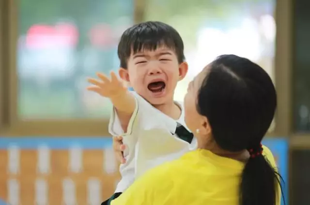 人販子騙術又出新招,告訴孩子:遇見這3種人,趕快往人多的地方跑!