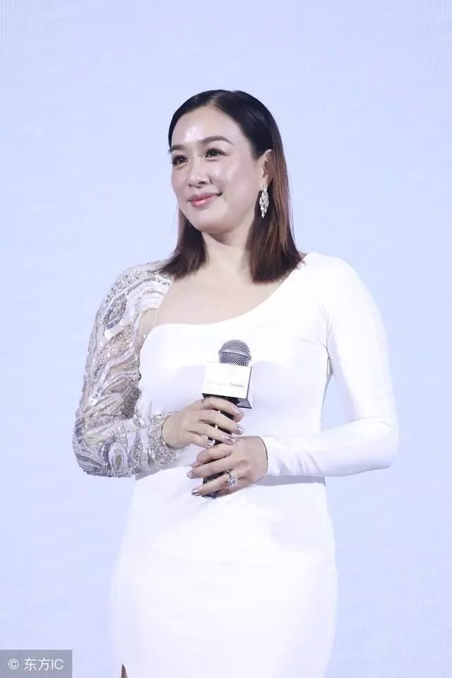 鐘麗緹給婆婆慶生,只差10歲但顏值差距大,一細節暴露婆媳關係!