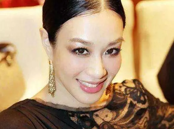 鐘麗緹給婆婆慶生,只差10歲但顏值差距大,一細節暴露婆媳關係!