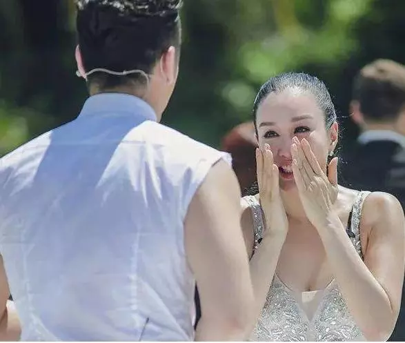 鐘麗緹給婆婆慶生,只差10歲但顏值差距大,一細節暴露婆媳關係!