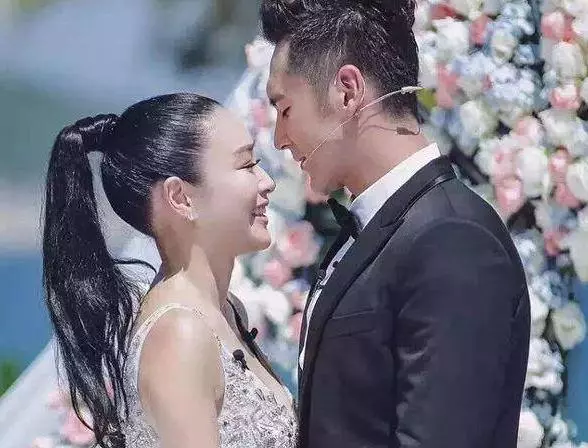 鐘麗緹給婆婆慶生,只差10歲但顏值差距大,一細節暴露婆媳關係!