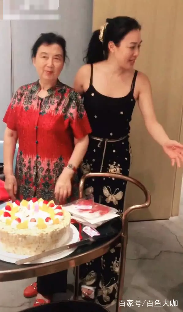 鐘麗緹給婆婆慶生,只差10歲但顏值差距大,一細節暴露婆媳關係!