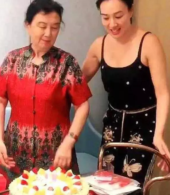 鐘麗緹給婆婆慶生,只差10歲但顏值差距大,一細節暴露婆媳關係!