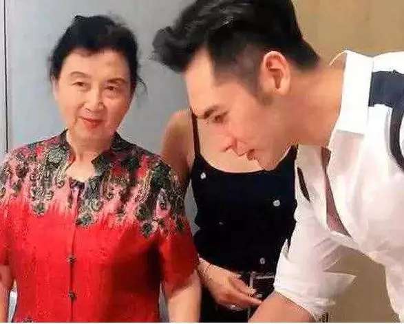 鐘麗緹給婆婆慶生,只差10歲但顏值差距大,一細節暴露婆媳關係!