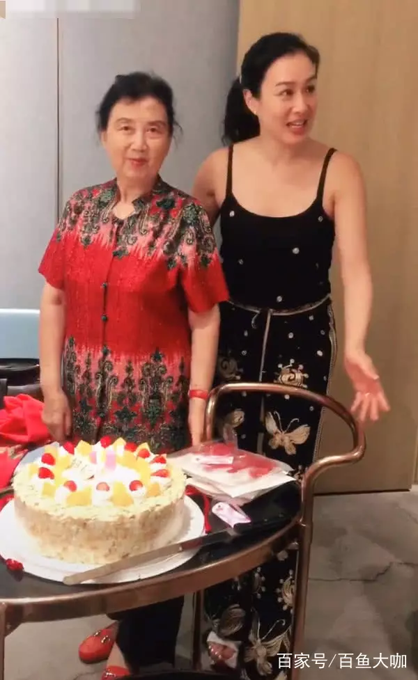 鐘麗緹給婆婆慶生,只差10歲但顏值差距大,一細節暴露婆媳關係!