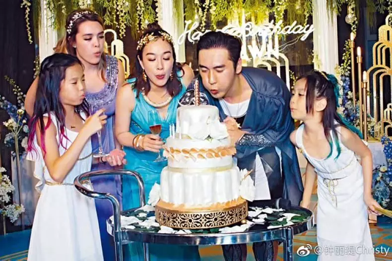 鐘麗緹給婆婆慶生,只差10歲但顏值差距大,一細節暴露婆媳關係!