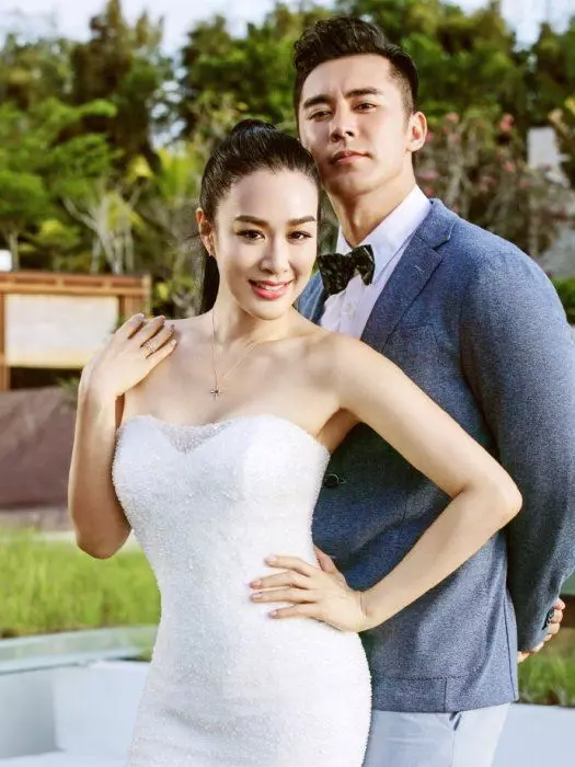 鐘麗緹給婆婆慶生,只差10歲但顏值差距大,一細節暴露婆媳關係!