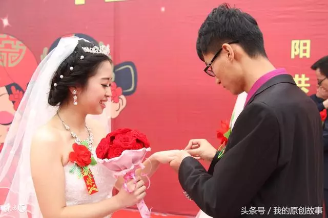 老爸參加兒子的婚禮,他被有錢親家恥笑,結帳時大家全都愣住了
