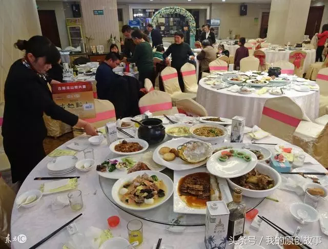 老爸參加兒子的婚禮,他被有錢親家恥笑,結帳時大家全都愣住了