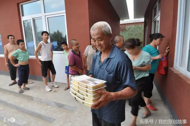 老爸參加兒子的婚禮,他被有錢親家恥笑,結帳時大家全都愣住了