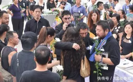 43歲癌症病逝,瞞著家人9年,葬禮上幾百人送行,許晴崩潰大哭!