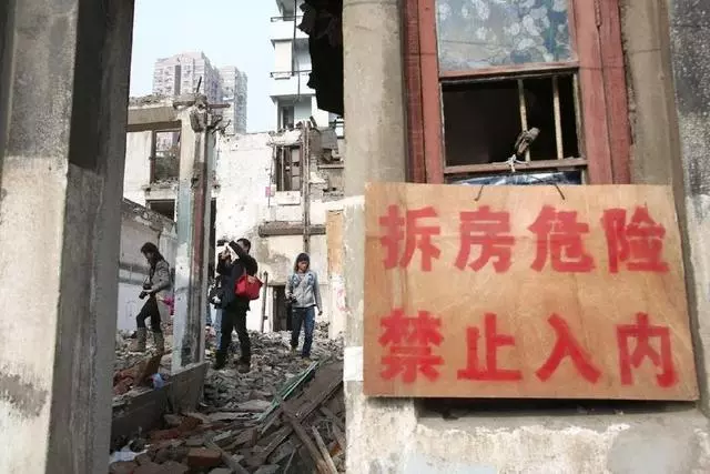 我買房把爸媽接進城,弟弟賣房住進來,我媽:把房子給弟弟吧!