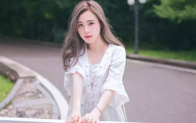 懷孕後,男友給我兩萬元讓我拿掉孩子,我心痛不已