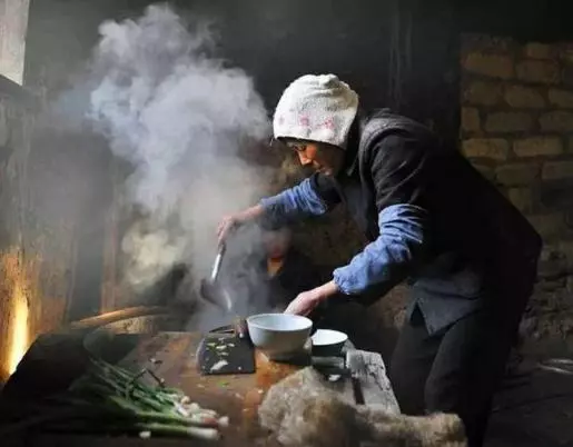 媳婦懷孕後家婆總鎖住廚房門做飯,媳婦好奇偷偷推開門,蒙了