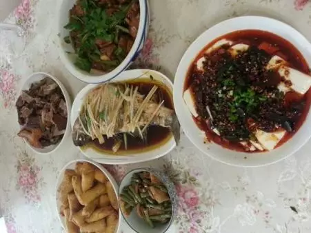 媳婦懷孕後家婆總鎖住廚房門做飯,媳婦好奇偷偷推開門,蒙了