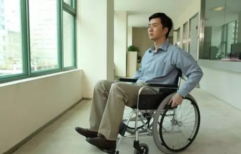 老公上班被車撞殘,妻子離家兩年不歸,家婆查了銀行卡餘額淚目