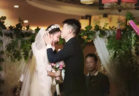 我主動送鄉下岳母三十萬彩禮,結婚時她送一車陪嫁,我扇老婆耳光