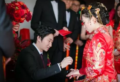 我主動送鄉下岳母三十萬彩禮,結婚時她送一車陪嫁,我扇老婆耳光